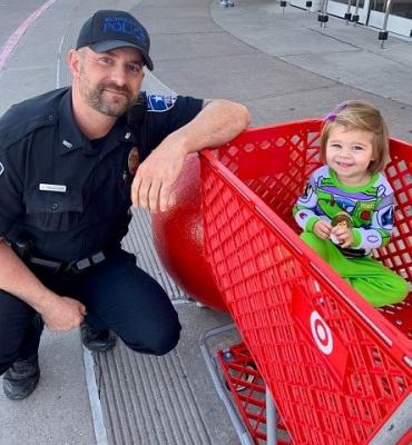 Officer-Holcomb-gives-Sticker-Badge-to-little-girlw